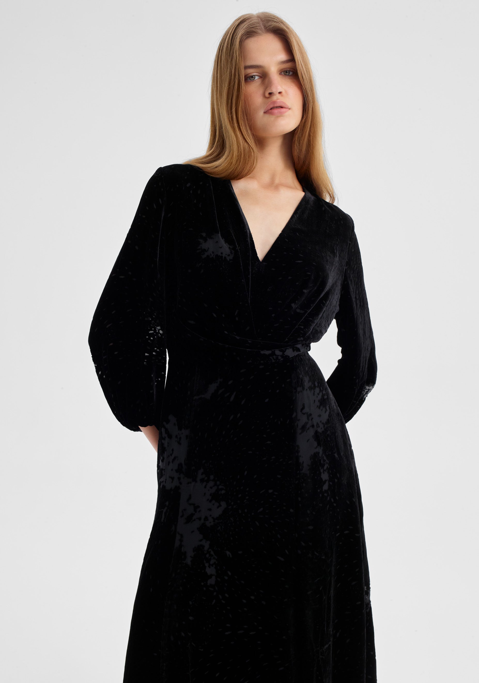 Aurora Velvet V-Neck Dress_Black – Morrison