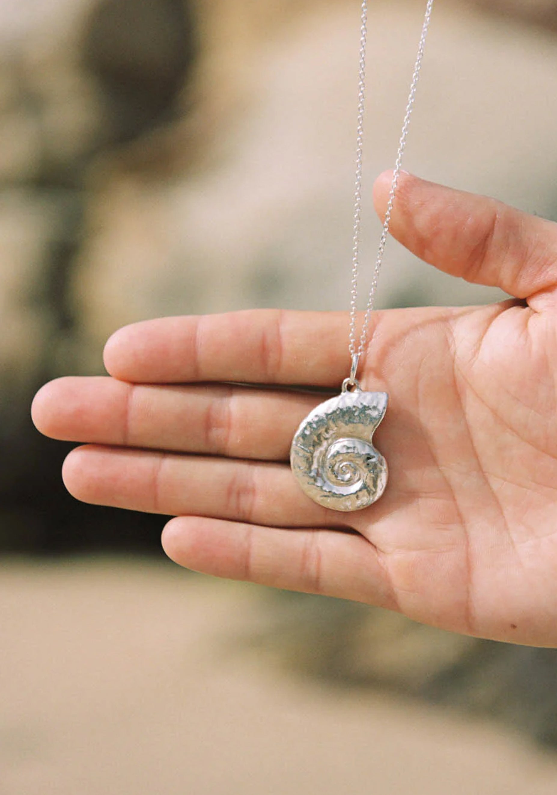 Caracola Charm Necklace_Silver